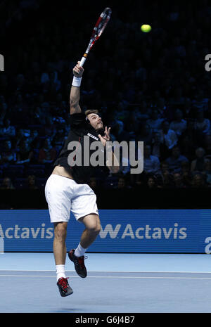 Stanislas Wawrinka compete contro David Ferrer durante il quinto giorno delle finali dell'ATP World Tour di Barclays all'O2 Arena di Londra. Foto Stock