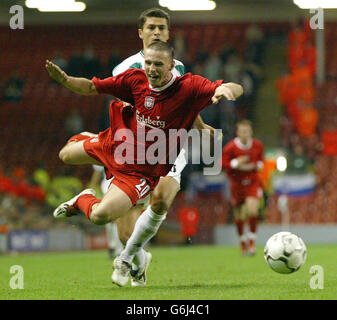 Anthony le Tallec di Liverpool (in primo piano) è sfidato dal Dejan Grabic di Olimpija Lubiana, durante la prima partita della Coppa UEFA seconda tappa ad Anfield, Liverpool. Foto Stock