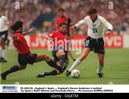 22-GIU-96 .Inghilterra / Spagna. Darren Anderton in Inghilterra è affrontato da Rafel Alkorta e Fernando Hierro in Spagna