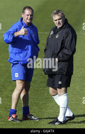 L'ex giocatore inglese Paul Gascoigne parla con il manager di Wolverhampton Dave Jones mentre si allena al campo di allenamento Compton del club. Il centrocampista di 36 anni ha chiesto se può unirsi alla squadra dei Wolves a Compton per essere in forma. Foto Stock