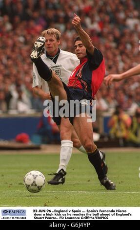 22-GIU-96 ..England contro Spagna, Fernando Hierro di Spagna fa un calcio forte mentre raggiunge la palla davanti a Stuart Pearce di Inghilterra