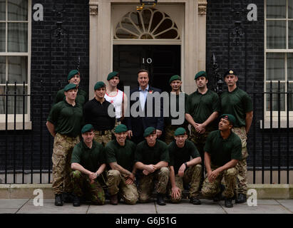 S (Commando 999) Charity Speedmarchers, a Downing Street, nel centro di Londra, dopo aver tentato ma non sono riusciti a rompere ufficialmente il record mondiale di Speed March, quando un membro della squadra è crollato da esaurimento vicino alla linea di arrivo nel centro commerciale, Completando la maratona di Londra di 26.2 miglia in meno di 4 ore e 19 minuti. Foto Stock