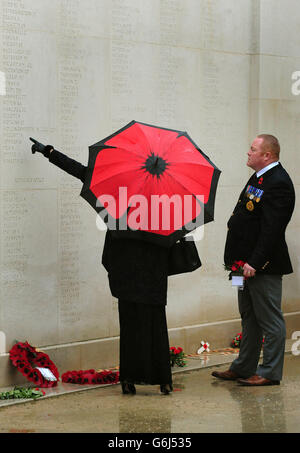 Visitatori durante le commemorazioni del giorno dell'Armistice presso l'Armed Forces Memorial, il National Memorial Arboretum, Alrewas, Staffordshire. Foto Stock