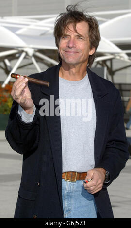 Dirk Benedict, che ha giocato Face nella serie anni '80 la Squadra A durante una fotocall per promuovere il London Expo, all'Excel a Londra est. L'Expo si svolge il 18 e 19 ottobre ed è il più grande spettacolo multimediale e collezionistico di Londra. *22/10/03: Dirk Benedict, che ha giocato Face nella serie degli anni '80 la Squadra A, che è stato il programma preferito di ieri che gli spettatori vogliono vedere tornare in TV, un sondaggio trovato. Il programma degli Stati Uniti - con il muscleman MR T, George Peppard e Dirk Benedict - ha attirato quasi la metà dei voti in un sondaggio per la società online Yahoo! L'A-Team, informazioni su un gruppo di risoluzione dei problemi Foto Stock