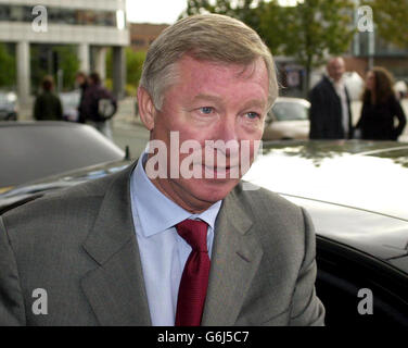 Il manager del Manchester United Sir Alex Ferguson parte dal Midland Hotel di Manchester, a seguito di una lunga audizione con i capi disciplinari della fa. Sir Alex è stato consegnato un ban di due-partita touchline e multa 10,000 dopo essere stato accusato di cattiva condotta da parte della Football Association. L'accusa riguardava un incidente nella vittoria di United del 2-1 a Newcastle in agosto, quando Ferguson fu inviato agli stand dopo aver brillato una tirata di linea al quarto Jeff Winter ufficiale. Foto Stock