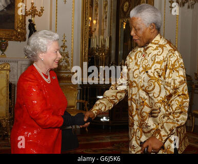 La Regina Elisabetta II della Gran Bretagna incontra Nelson Mandela durante un ricevimento a Buckingham Palace, Londra, in occasione del centenario del Rhodes Trust, iniziato dall'imprenditore del XIX secolo, Cecil John Rhodes, che fornisce borse di studio agli studenti di tutto il mondo per studiare all'Università di Oxford. L'ex presidente del Sudafrica ha avviato, nel suo centenario, una partnership con il Rhodes Trust per la fondazione Mandela Rhodes. Attualmente, 93 studiosi sono selezionati ogni anno da 24 paesi per studiare all'Università di Oxford. Foto Stock