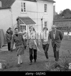 Il Cancelliere dello scacchiere, Roy Jenkins, camminando nel suo giardino con la moglie Jennifer Jenkins e i loro figli Edward, 14 anni, e Cynthia, 17 anni, a casa a St. Amand's House, East Hendred, Berkshire. Foto Stock