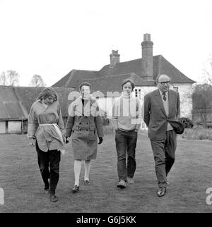 Il Cancelliere dello scacchiere, Roy Jenkins, camminando nel suo giardino con la moglie Jennifer Jenkins e i loro figli Edward, 14 anni, e Cynthia, 17 anni, a casa a St. Amand's House, East Hendred, Berkshire. Foto Stock