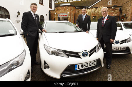 Il personale di Toshiba a Chertsey, Surrey, con alcune delle loro nuove flotte di automobili ibride Toyota Auris. PREMERE ASSOCIAZIONE foto. Data immagine: Lunedì 11 novembre 2013. Da sinistra a destra: Jeremy Spencer, Marketing Director, Jonathan Barber, UK Service Director e Brian Goddard, Fleet Manager. Il credito fotografico dovrebbe essere: Chris Ion/PA Wire. Foto Stock