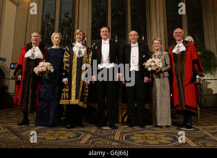 (Da sinistra a destra) Sheriff Alderman Sir Paul Judge, Lady Judge, Lord Mayor Alderman Fiona Woolf, primo Ministro David Cameron, Nicholas Woolf (marito del Sindaco del Signore), Angela Waddingham e Sheriff Adrian Waddingham durante il banchetto del Sindaco del Signore, a Guildhall nella città di Londra. Foto Stock