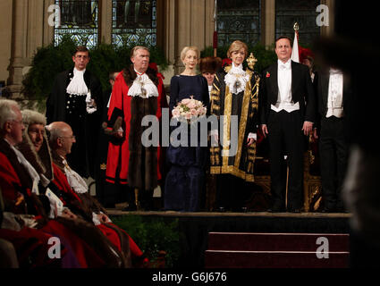 (Da sinistra a destra) Sheriff Alderman Sir Paul Judge, Lady Judge, Lord Mayor Alderman Fiona Woolf e il primo Ministro David Cameron durante il banchetto del Signore Mayor, a Guildhall nella città di Londra. Foto Stock