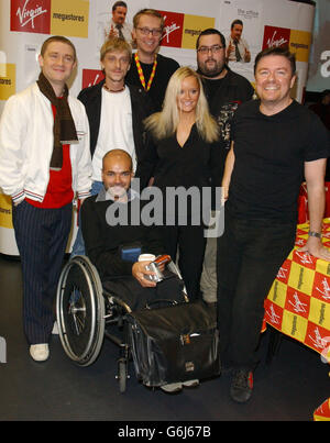 Da sinistra a destra; Martin Freeman, Ash Atalla (produttore esecutivo, in sedia a rotelle), Mackenzie Crook, Stephen Merchant (direttore), Lucy Davis, Ewan Macintosh e Ricky Gervais (stella e produttore) posano per i fotografi durante una fotocall per lanciare il DVD e video release della seconda serie della loro sitcom The Office at Virgin Megastore in London's Oxford Street. Foto Stock