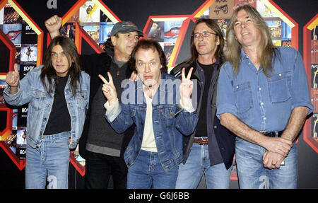 Rock group AC/DC, da sinistra a destra; Malcolm Young, Brian Johnson, Angus Young, Phil Rudd e Cliff Williams posano per i fotografi al Carling Apollo Hammersmith di Londra, durante una fotocellula prima del loro concerto nella stessa sede più tardi stasera. Foto Stock