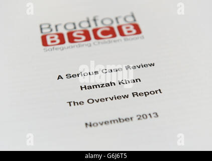 Il Professor Nick Frost, Presidente indipendente del Bradford Warranty Children Board, ha una copia della seria recensione del caso sulla morte di Hamzah Khan durante un briefing mediatico al Thornbury Centre di Bradford. Foto Stock