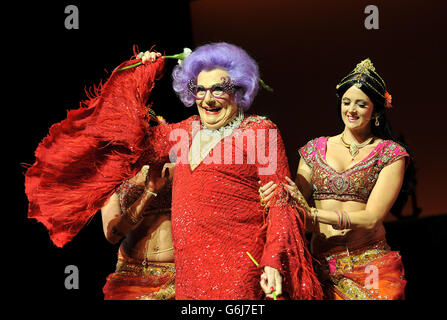 Barry Humphries in carattere come Dame Edna Everage all'annuncio del Barry Humphries' Farewell Tour al London Palladium, Londra. Foto Stock