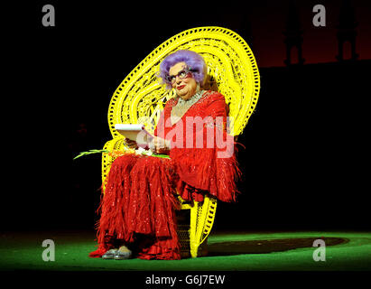 Barry Humphries in carattere come Dame Edna Everage all'annuncio del Barry Humphries' Farewell Tour al London Palladium, Londra. Foto Stock