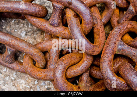 Vecchio catene metalliche arrugginte e annodate Foto Stock