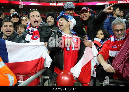 Calcio - International friendly - Inghilterra / Cile - Stadio di Wembley. I tifosi cileni festeggiano negli stand Foto Stock