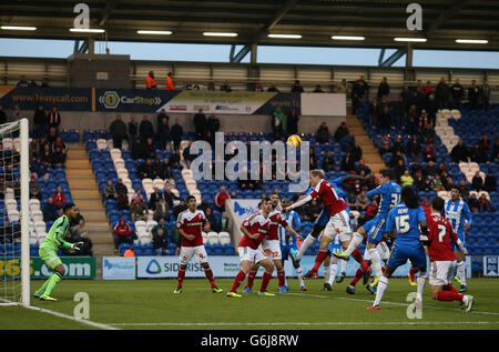 Calcio - Sky Bet League One - Colchester United v Swindon Town - The Weston Homes Community Stadium. Elliott Lee di Colchester United è in testa a un tiro al traguardo Foto Stock