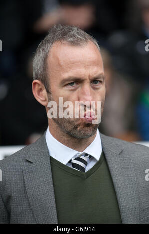 Calcio - Sky Bet League One - Notts County / Wolverhampton Wanderers - Meadow Lane. Il direttore della contea di Notts Shaun Derry prende il suo posto sulla linea di contatto prima del calcio d'inizio Foto Stock