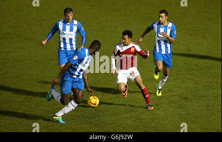 Nicky Ajose di Swindon Town assume la difesa del Colchester United Foto Stock