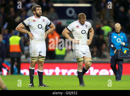 Dejected Inghilterra giocatori Geoff Parling (a sinistra) e Chris Robbhaw dopo la sconfitta a tutti i neri nel QBE International al Twickenham Stadium, Londra. Foto Stock