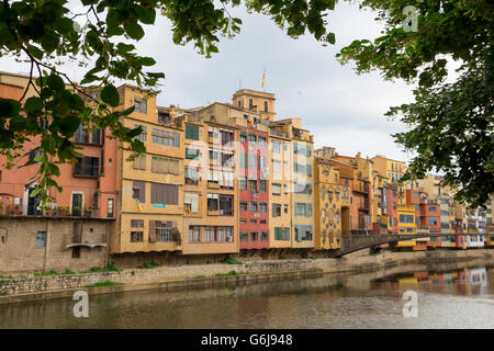 La città di Girona visualizza, case nel fiume Onyar Foto Stock