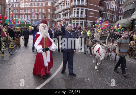 Il proprietario di Harrods, Mohammed al Fayed porta Bather Christmas in un tour per le strade fuori Harrods a Knightsbridge, nella parte ovest di Londra. Centinaia di bambini si sono riuniti con i genitori per assistere a una sfilata di strada e per dare un'occhiata a Padre Natale, che è stato impostato per iniziare a lavorare all'interno della Grotta di Santa all'interno del famoso negozio. Foto Stock