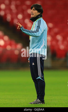 Il capo allenatore tedesco Joachim Low durante la sessione di allenamento al Wembley Stadium di Londra. Foto Stock