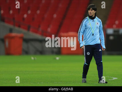 Calcio - Internazionale amichevole - Inghilterra / Germania - Germania sessione di formazione - Wembley. La Germania si dirige verso Joachim Low durante la sessione di allenamento al Wembley Stadium di Londra. Foto Stock