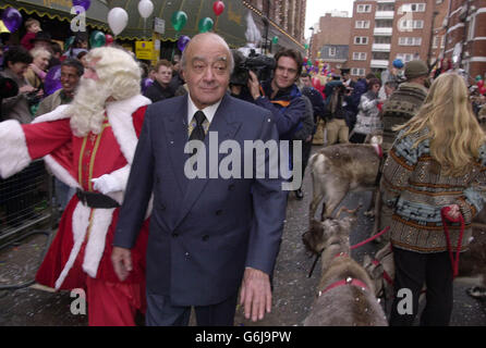 Il proprietario di Harrods Mohammed al Fayed porta Bather Christmas in un tour per le strade fuori Harrods a Knightsbridge, nella zona ovest di Londra, evitando sia renne che "now". Centinaia di bambini si sono riuniti con i genitori per assistere a una sfilata di strada e per dare un'occhiata a Padre Natale, che è stato impostato per iniziare a lavorare alla Grotta di Santa all'interno del famoso negozio. Foto Stock