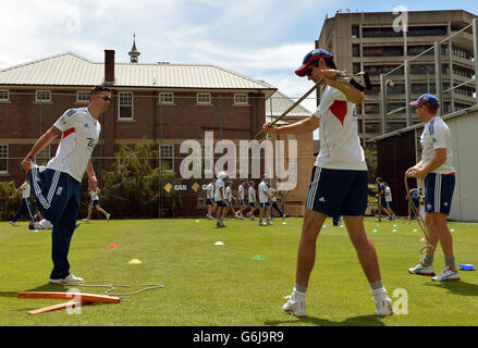 Inglese Kevin Pietersen (a sinistra) Alastair Cook (al centro) e Johnny Bairstow (a destra) riscaldano durante la sessione di reti a Gabba, Brisbane, Australia. Foto Stock