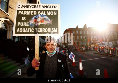 Donal o'Doherty, di Killarney, al lancio del "Boycott Farmed Salmon for Christmas" fuori dallo Shelbourne Hotel di Dublino, dove si svolge la Good Food Ireland Conference. Foto Stock