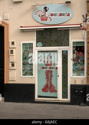 SIVIGLIA, SPAGNA - 15 MARZO 2016: Vista esterna del negozio che vende prodotti di flamenco Foto Stock