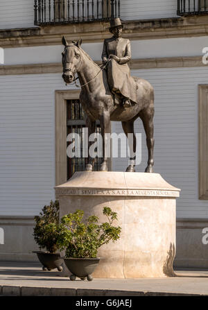 SIVIGLIA, SPAGNA - 15 MARZO 2016: Statua equestre della Principessa Maria Mercedes di Borbone di fronte all'arena Foto Stock