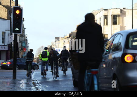 Il ciclista si sposta ad un nuovo gruppo di semafori che danno una partenza in testa di cinque secondi davanti ai veicoli a motore sul Lensfield e Hills Road Cross Roads, Cambridge. Foto Stock