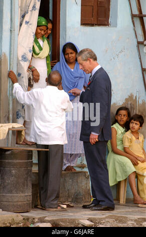 Il Principe del Galles parla con Jockin Arputham (a sinistra), presidente della Federazione nazionale degli abitanti delle baraccopoli, nella zona delle baraccopoli di Dharavi, alla periferia della città di Bombay, India. * Charles, che ieri ha goduto delle luci brillanti del mondo del film di Bollywood, stava facendo il viaggio per vedere le vaste abitazioni di trasformazione della città. Foto Stock