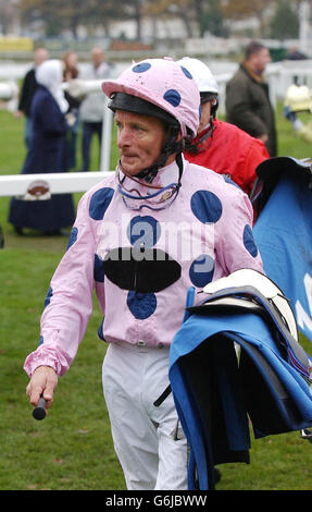 Jockey Pat Eddery torna alla sala di pesatura Doncaster sabato 8 novembre dopo aver cavalcato Colorful Life per finire non messo nel Doncaster Racecourse .COM handicap sul suo ultimo pomeriggio di equitazione come un jockey in questo paese. Foto Stock