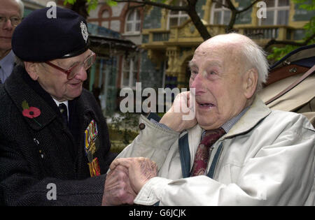 I veterani della prima guerra mondiale Bill Stone, 103 anni, e Henry Allingham, 107 anni, durante la domenica della memoria nella Whitehall di Londra. Il sig. Allingham arruolò nel 1915 e servì come meccanico dell'aria navale mentre il sig. Stone, un stoker della Royal Navy, era in addestramento quando la guerra del 1914-18 finì. Foto Stock