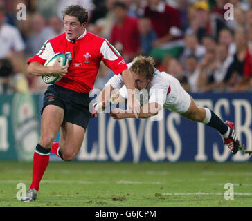 Jonny Wilkinson, in Inghilterra, vola per affrontare Shane Williams durante la loro partita finale della Coppa del mondo di rugby al Suncorp Stadium di Brisbane, Australia. Punteggio finale 28 -17 per l'Inghilterra. Nessun utilizzo del telefono cellulare, i siti Internet possono utilizzare solo un'immagine ogni cinque minuti durante la corrispondenza: Foto Stock