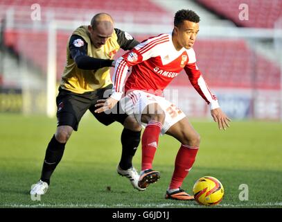 Nicky Ajose di Swindon Town (a destra) e Scott Cuthbert di Leyton Orient in azione durante la partita Sky Bet League Two al County Ground di Swindon. Foto Stock