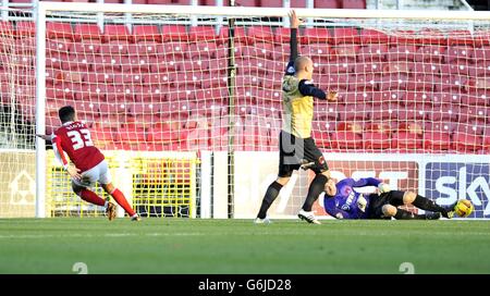 Nicky Ajose di Swindon Town celebra il suo obiettivo di fare 1-0 contro Leyton Orient durante la partita della Sky Bet League Twinon al County Ground di Swindon. Foto Stock