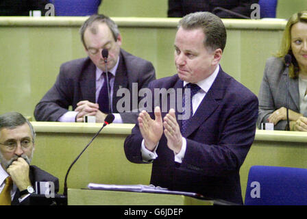 Il primo ministro scozzese Jack McConnell durante il tempo delle interrogazioni al Parlamento scozzese di Edimburgo. In risposta a una sfida del leader della SNP John Swinney, Il primo Ministro, che ha esortato a chiarire la posizione dell'esecutivo, McConnell ha affermato che le carte d'identità del tipo promesso dal Segretario di Stato David Blunkett non saranno obbligatorie per l'utilizzo dei servizi devoluti in Scozia. Foto Stock