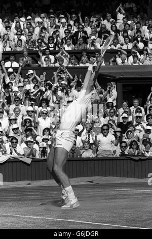 Tennis - campionati di Wimbledon - Uomini Singoli - finale - Boris Becker v Kevin corrente Foto Stock