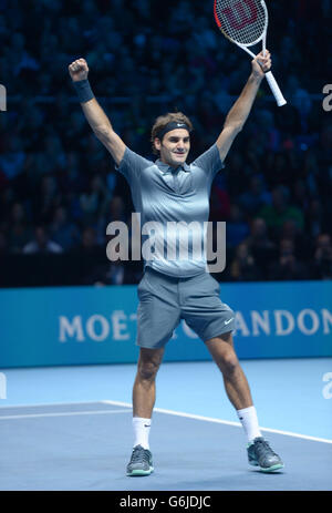 Roger Federer in Svizzera celebra la sconfitta di Juan del Potro in Argentina durante il sesto giorno delle finali del World Tour ATP Barclays alla O2 Arena di Londra. Foto Stock