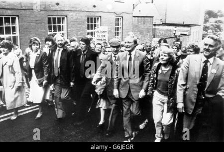 Alla guida del Durham Miners' Gala di oggi, il presidente del NUM Arthur Scargill (a sinistra), accanto al deputato Bolsover Dennis Skinner, il leader del Partito laburista Neil Kinnock (al centro), e il segretario generale del NUM Peter Heathfield, estrema destra. Foto Stock