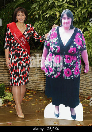 Kim Freshwater, 45, da Havant in Hampshire, durante una fotocellula dopo essere stata incoronata Slimming World Woman of the Year 2013 - dopo aver perso 17st 5lb per due anni e mezzo per pesare 11st 7lb - al Ritz a Piccadilly, nel centro di Londra. Foto Stock