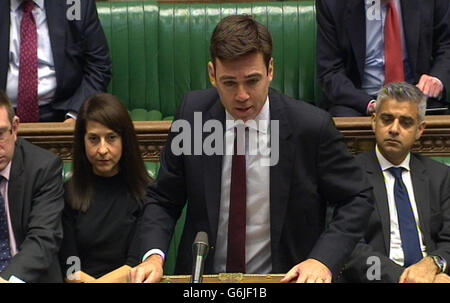 Il Segretario della Salute ombra Andy Burnham risponde al Segretario della Sanità Jeremy Hunt dopo aver fatto una dichiarazione sull'assistenza di emergenza nella Camera dei Comuni nel centro di Londra. Foto Stock