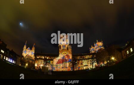 I REDATTORI NOTANO L'IMMAGINE PRESA CON LA LENTE DELL'OCCHIO DEL PESCE. Illuminazione sulla Cattedrale di Durham durante le celebrazioni Lumiere a Durham. Foto Stock