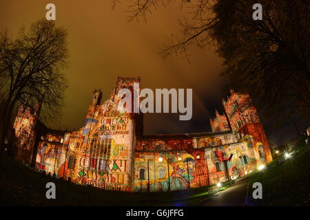 I REDATTORI NOTANO L'IMMAGINE PRESA CON LA LENTE DELL'OCCHIO DEL PESCE. Illuminazione sulla Cattedrale di Durham durante le celebrazioni Lumiere a Durham. Foto Stock